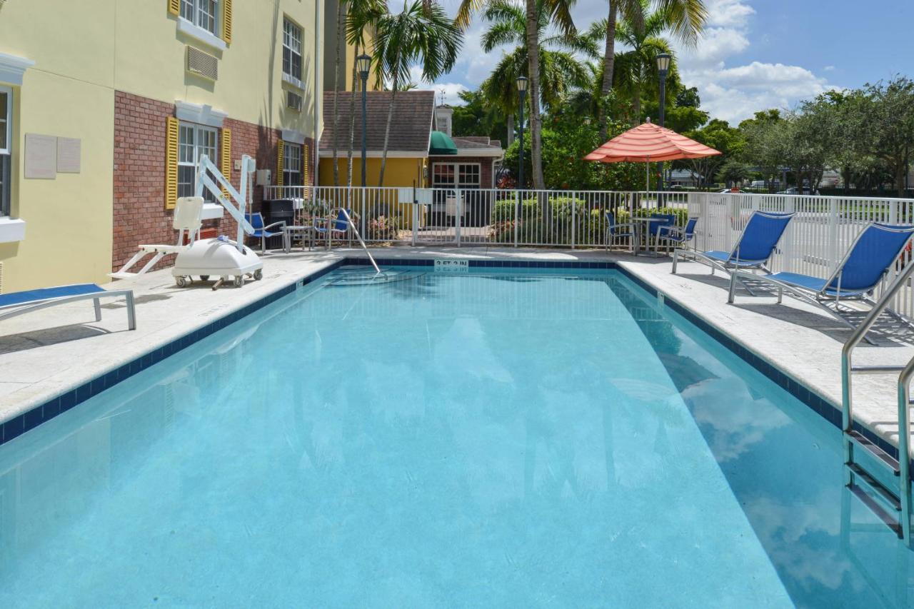 Candlewood Suites Miami Lakes By Ihg Exterior foto